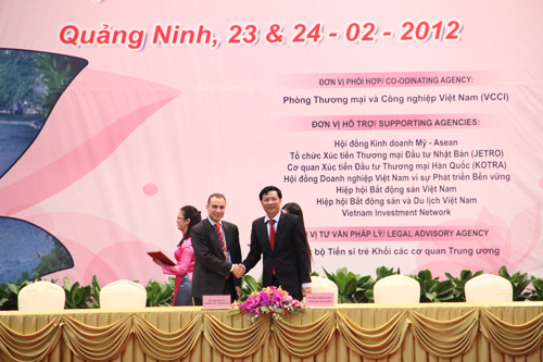 ປະຊຸມຂ່າວກ່ຽວ ກັບໝາກຜົນສົ່ງ ເສີມການລົງທຶນຢູ່ ແຂວງ ກວາງນິນ ປີ 2012